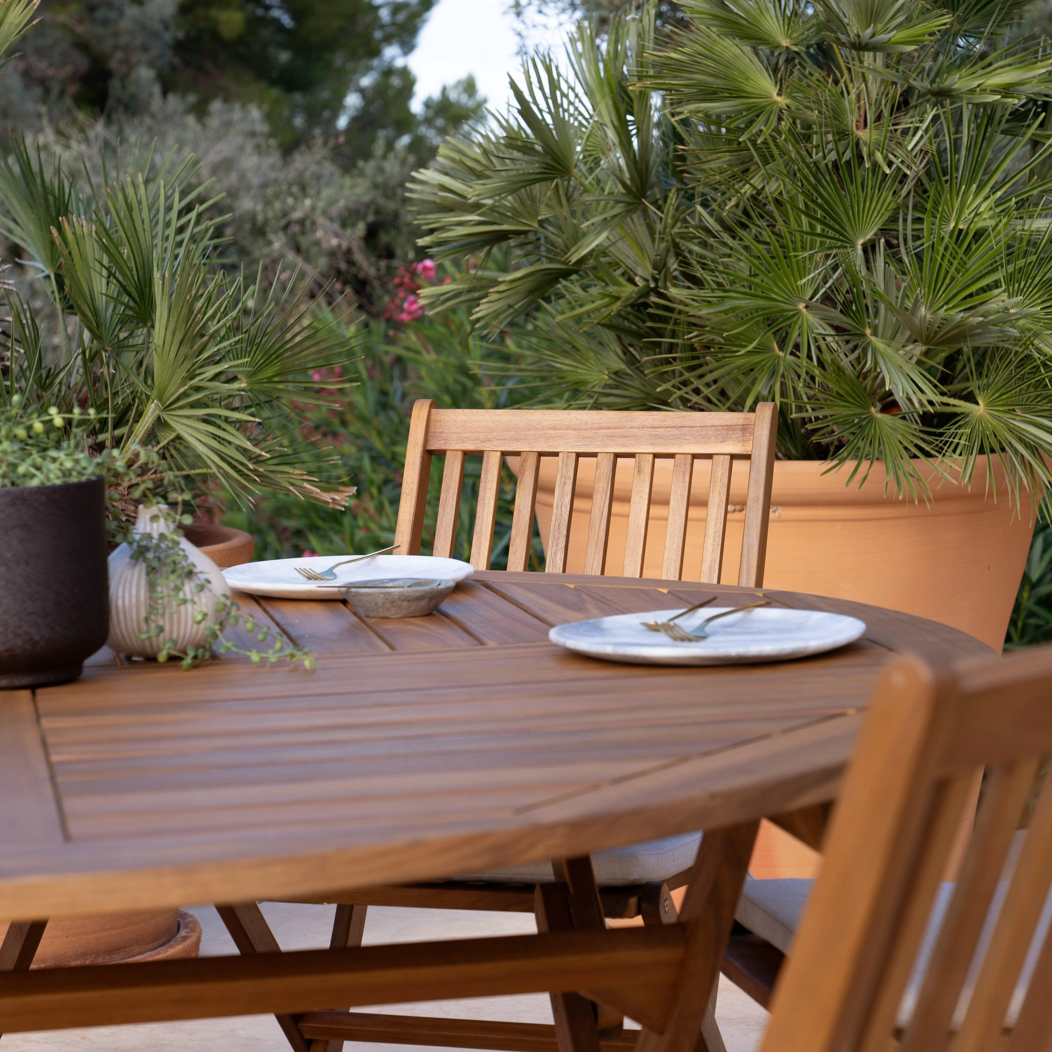 Ashby 8 Seater Wooden Round Folding Garden Dining Table - 160cm - Image 3