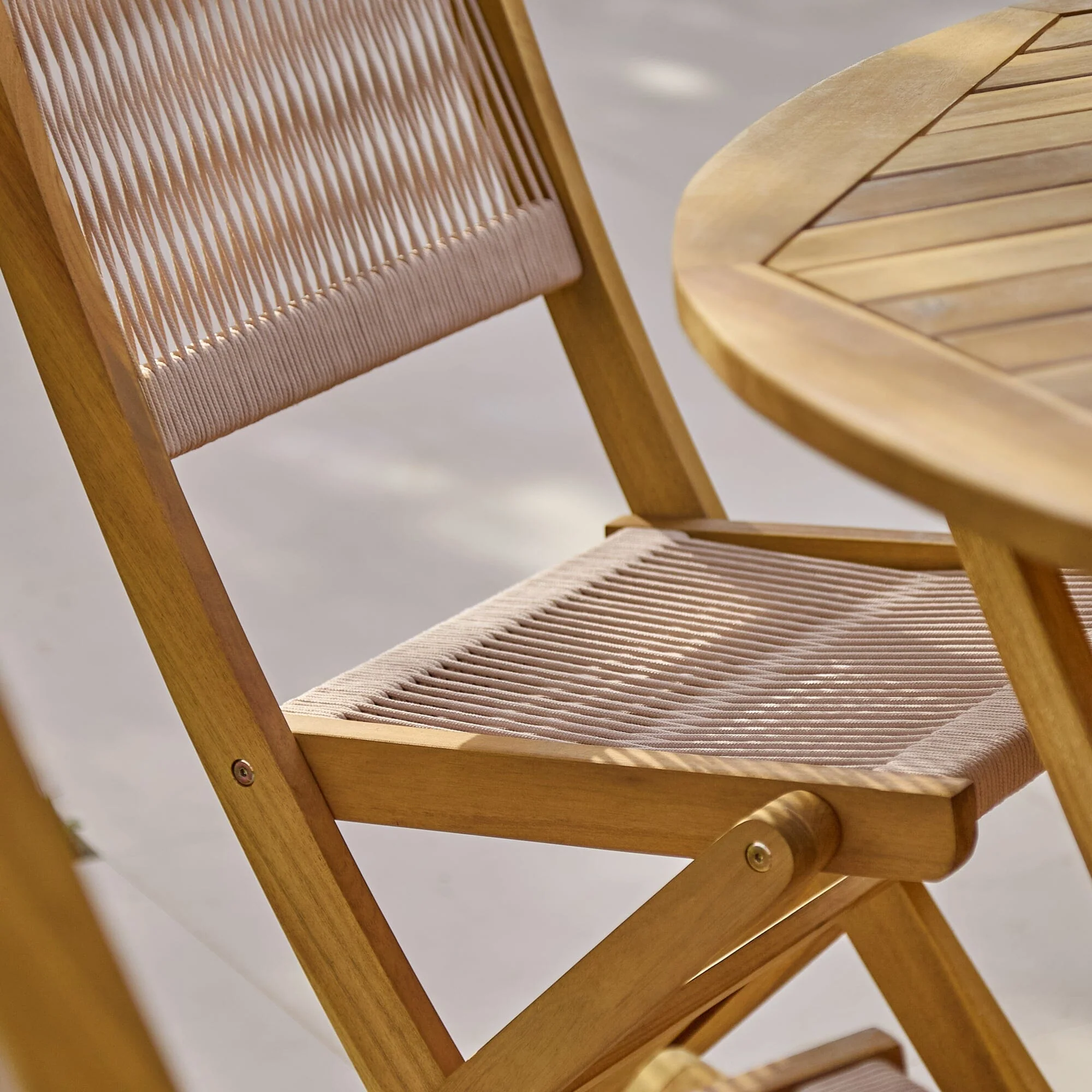 Cove Rope Folding Garden Chairs - Set of 2 - White Acacia - Image 4