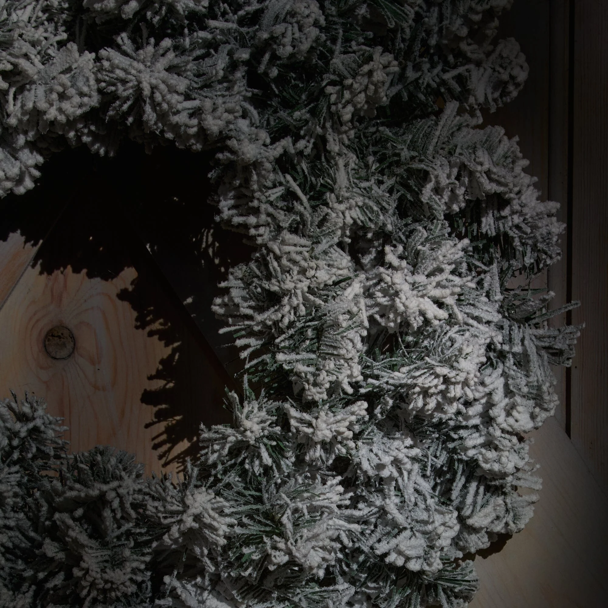 Norrbo 50cm Frosted Christmas Wreath - Image 3