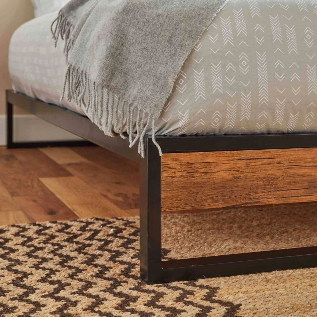 Outlet - Heeley Metal And Wood Bed King - Image 6