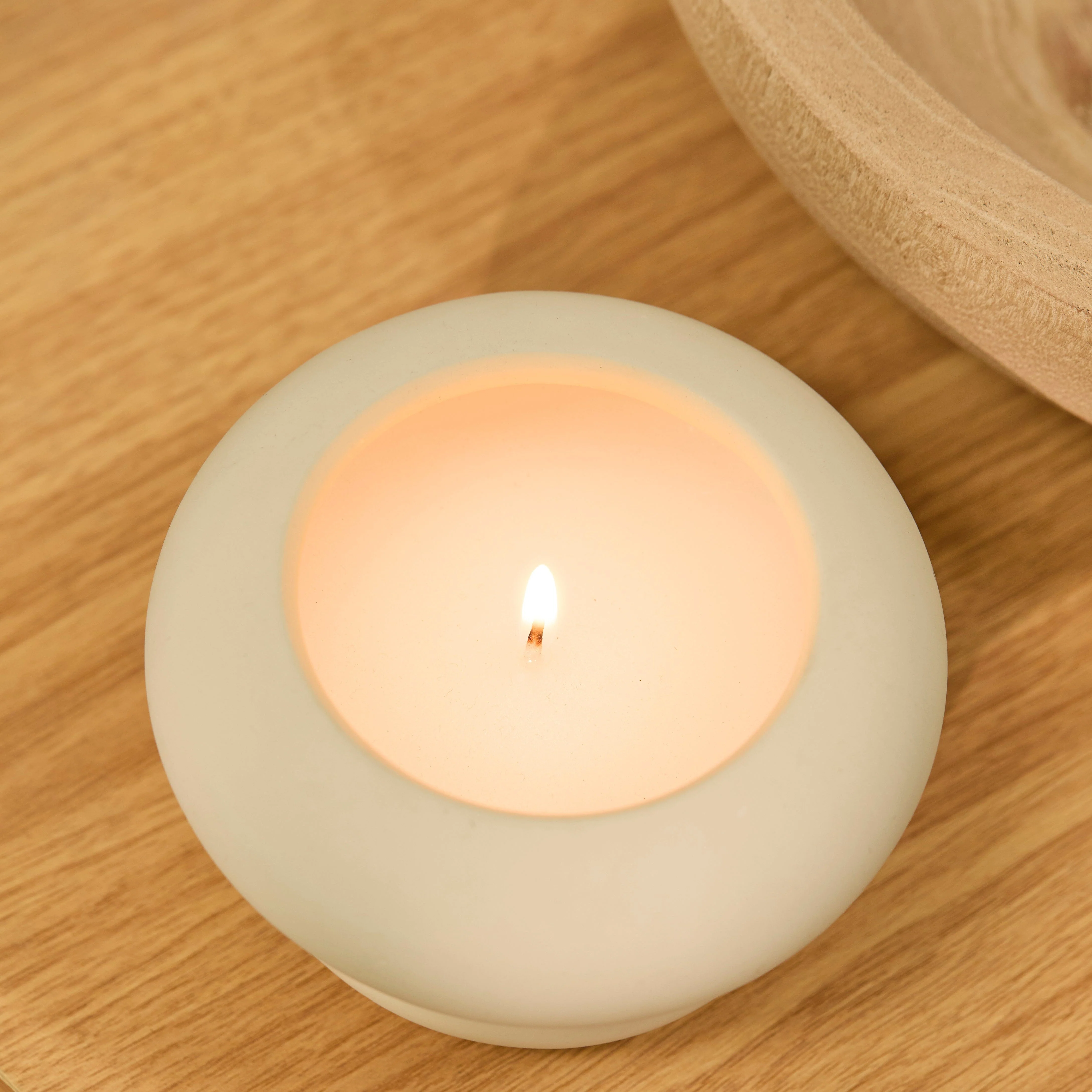 Outlet - Surbiton Single Wick 13cm Ceramic Candle - Oud Wood & Rose Scent In Clay - Image 3