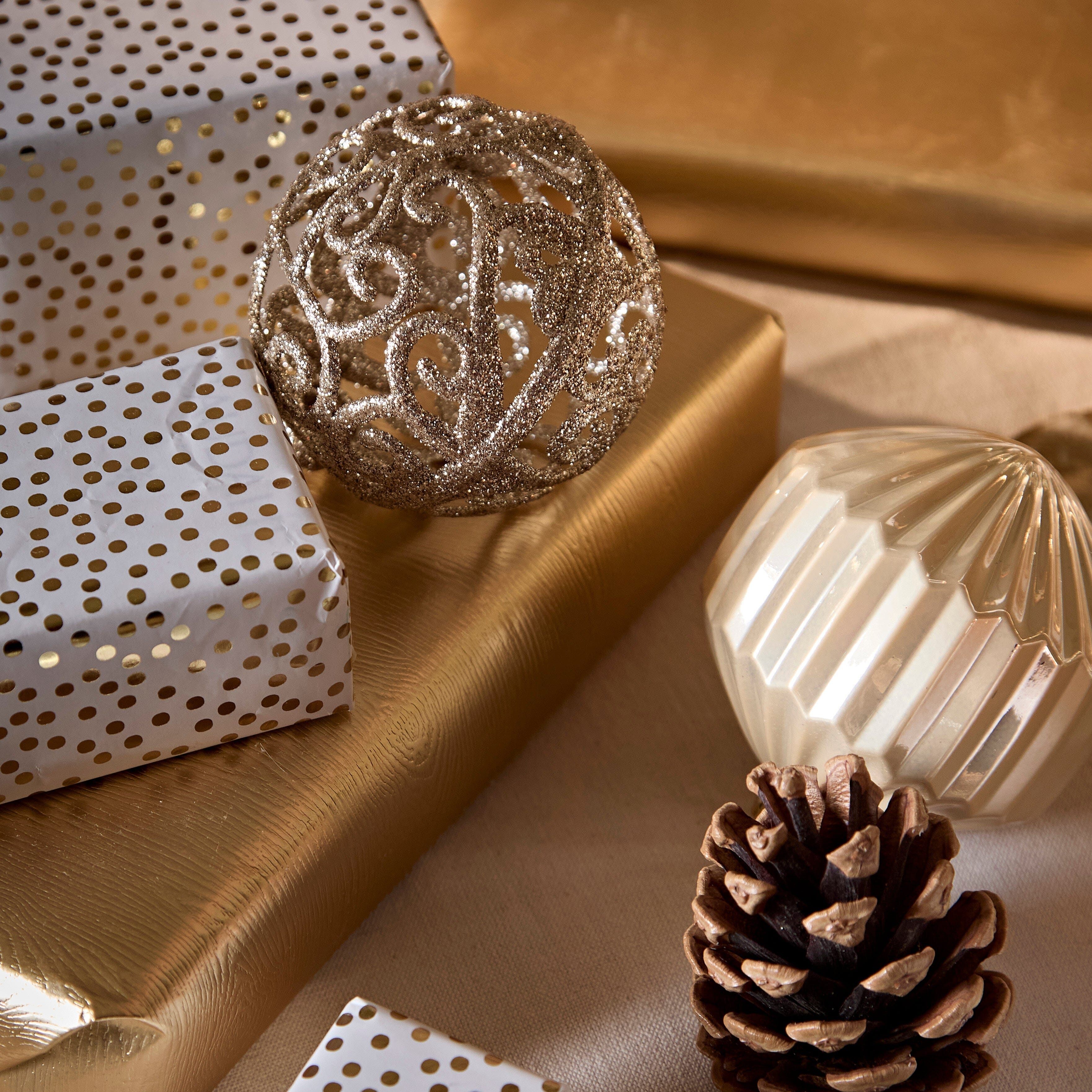 Valen Shatterproof 8cm Mixed Baubles - Set of 16 - Pearl Gold - Image 5