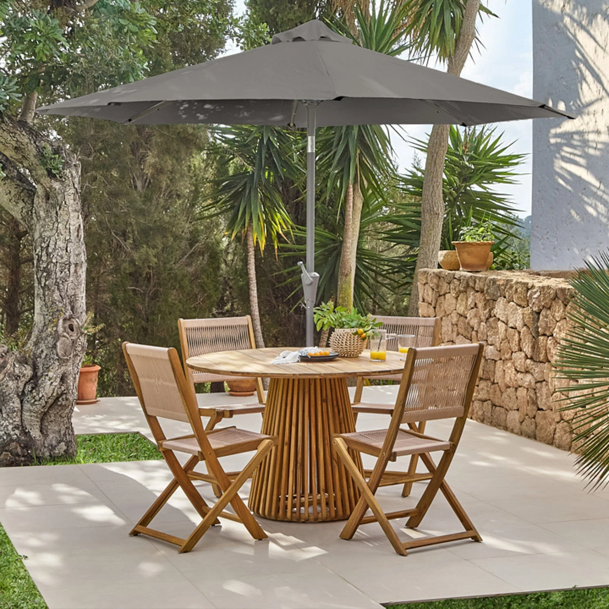 Willow 4 Seater Round Wooden Garden Dining Set with 4 Cove Rope Chairs & Round Grey Parasol