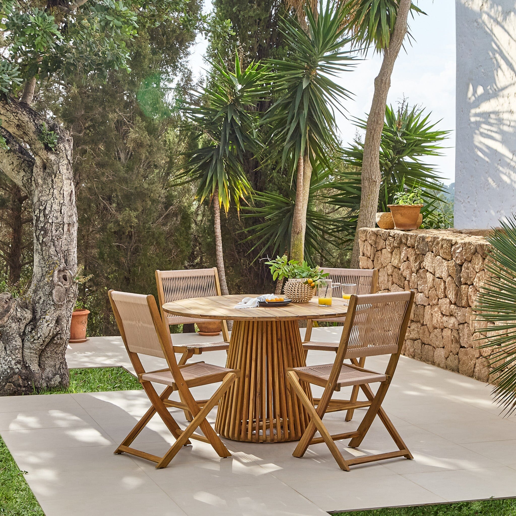 Willow 4 Seater Round Wooden Garden Dining Set with 4 Cove Rope Chairs & Round Grey Parasol - Image 9