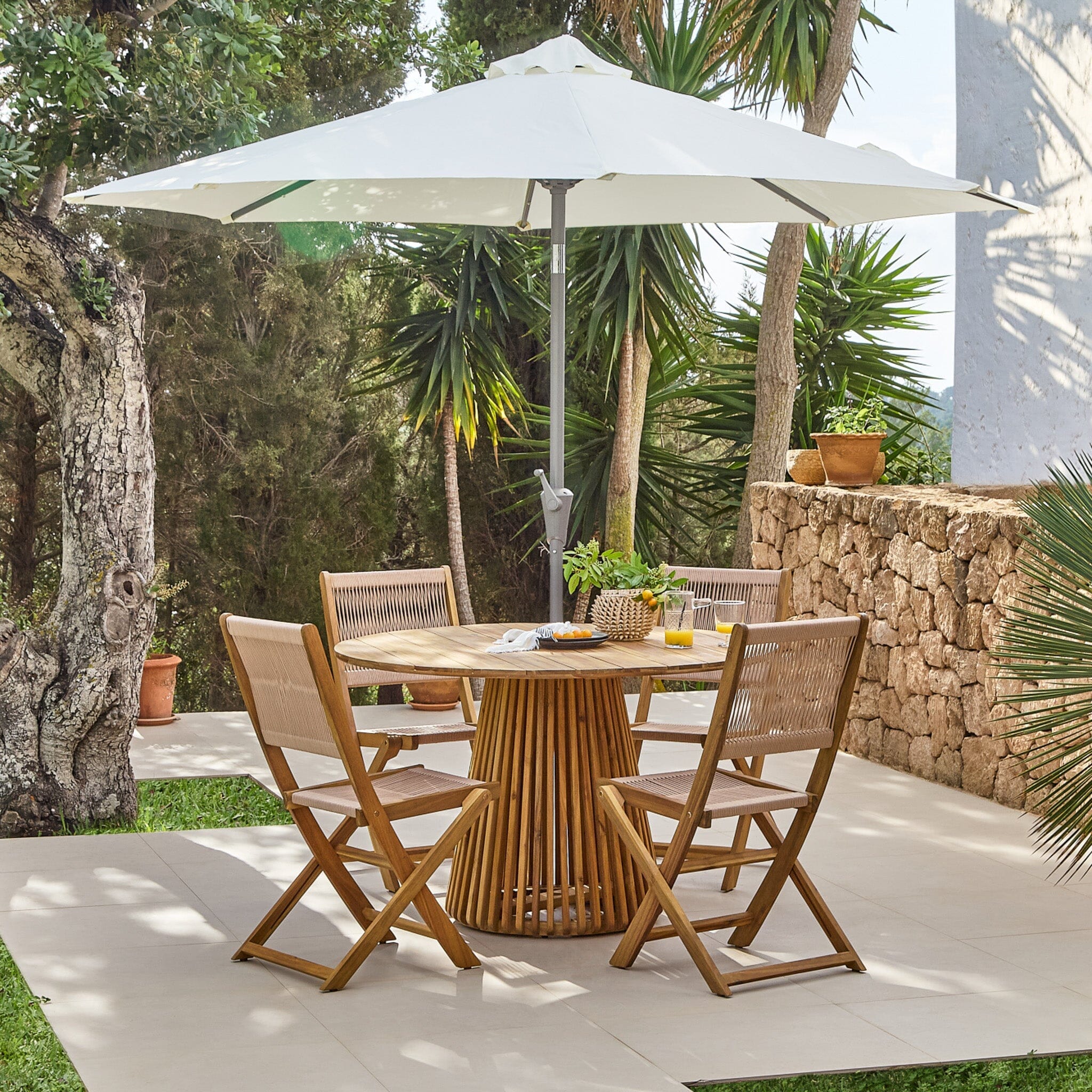 Willow 4 Seater Round Wooden Garden Dining Set with 4 Cove Rope Chairs & Round Cream LED Parasol